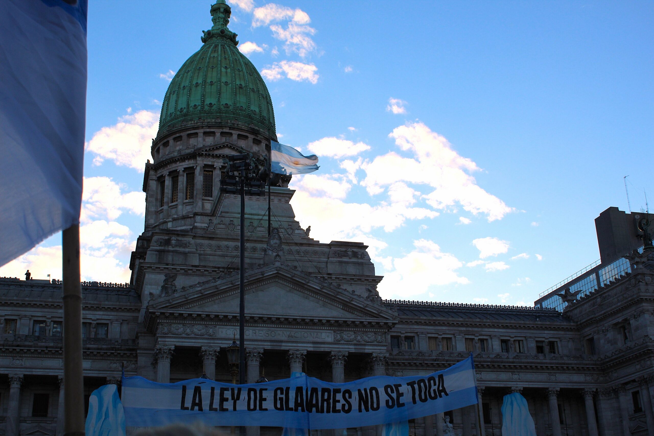 El Congreso de la Nación rodeado de manifestantes en defensa de la Ley de Glaciares.